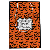 Gepersonaliseerd Oranje en zwarte Halloween vleerm Medium Cadeauzakje (Voorkant)
