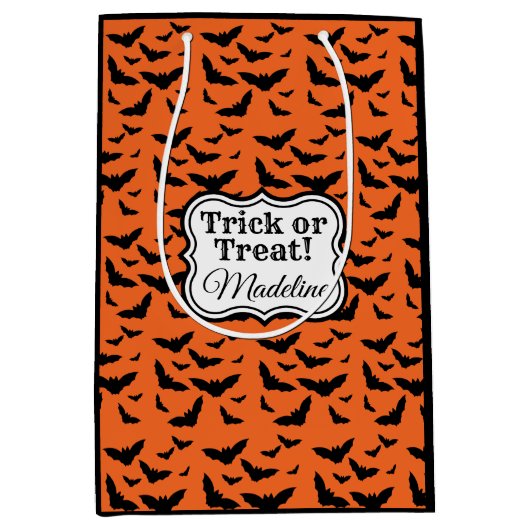 Gepersonaliseerd Oranje en zwarte Halloween vleerm Medium Cadeauzakje (Voorkant)