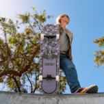 Gepersonaliseerd Paars, Koolsteengrijze Cartoon Persoonlijk Skateboard<br><div class="desc">Voeg een naam of een andere tekst aan creëer toe uw eigen gepersonaliseerde skateboard. Dit bord bevat een schattige illustratie van een vleermuis tegen een rokerige paarse achtergrond die allemaal wordt geaccentueerd door een leuk vleermuizen- en polka-puntenpatroon.</div>