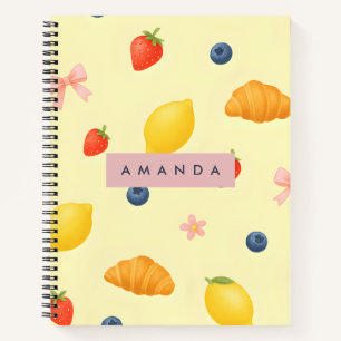Gepersonaliseerd pastel geel ontbijt patroon notitieboek