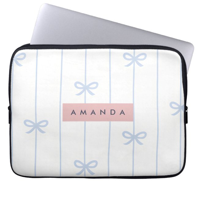 Gepersonaliseerd pastelblauw lintpatroon laptop sleeve (Voorkant)