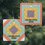 Gepersonaliseerd patchwerk keramisch ornament<br><div class="desc">Dit charmante ornament is voorzien van een lappendeken. Eenvoudig aan te passen met jouw naam en jaar. Vervang het lappendeken-afbeelding door een van uw eigen. Ideaal voor uw quilting pals!</div>