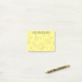 Gepersonaliseerd patroon van kleurrijke schoolbeno post-it® notes (Op bureau)