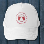 Gepersonaliseerd Pet | Drink Team Bachelor Weekend<br><div class="desc">Gepersonaliseerd Pet | Drink Team Bachelor Weekend Gepersonaliseerde petten zijn de perfecte souvenirs voor je vrienden om je speciale dag te herinneren. Proost op een leuk en gedenkwaardig vrijgezellenfeest! Voeg uw aangepaste formulering toe aan dit ontwerp door de vakken "Deze ontwerp-sjabloon bewerken" aan de rechterkant van het item te gebruiken,...</div>