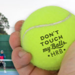 Gepersonaliseerd raak mijn tennisballen niet aan<br><div class="desc">"Raak mijn ballen niet aan" citaat op tennisballen met je monogram. Bruto humor ...  of het serieus nemen van social distancing tennis regels,  zoals aangegeven door de Nassau County Florida officiële aankondiging. Misschien allebei tegelijk.</div>