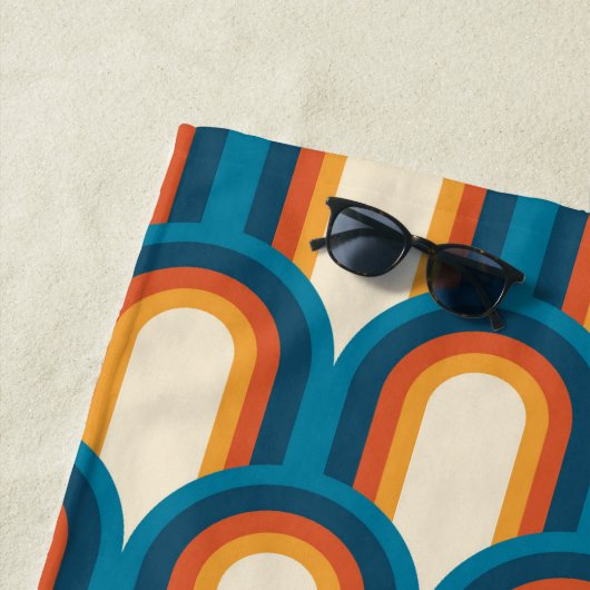 Gepersonaliseerd regenboogpatroon met kleurrijke r strandlaken (In situ)