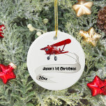Gepersonaliseerd, Rode Vliegtuig & Kerstman, Eerst Keramisch Ornament<br><div class="desc">Het ontwerp is voorzien van een schattig rood vliegtuig met Santa die als piloot vliegt. Het vliegtuig draagt ook een spandoek met de naam van uw kind, eerste kerst en jaartekst. De achterkant heeft een 'I Love You'-tekst. Pas dit ornament aan met uw specifieke gegevens. Dit zou perfect zijn voor...</div>