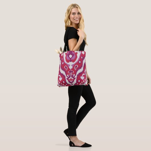 Gepersonaliseerd rood paars Ikat Pattern Bridesmai Tote Bag (Op model)