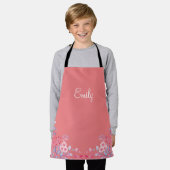 Gepersonaliseerd roze bloemig Kinder Schort (Gedragen)
