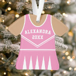 Gepersonaliseerd roze cheerleader uniform ornament<br><div class="desc">Vier de geest van je cheerleader met dit gepersonaliseerde roze en witte cheerleader uniform ornament. Perfect voor het herdenken van een speciaal seizoen,  team of individuele prestatie. Pas het aan met een naam en een jaar om een unieke aandenken te creëer.</div>