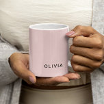 Gepersonaliseerd roze en naam monogram | Elegant g Koffiemok<br><div class="desc">Voeg een vleugje elegantie toe aan uw bezittingen met dit gepersonaliseerde roze & naam monogram ontwerp. Met een zacht roze achtergrond en een aanpasbare naam of initialen, is dit ontwerp ideaal om uw unieke stijl te laten zien. Ideaal voor geschenken of persoonlijk gebruik, het is veelzijdig en tijdloos. Of het...</div>
