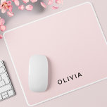 Gepersonaliseerd roze en naam monogram | Elegant g Muismat<br><div class="desc">Upgrade uw werkruimte met dit elegante gepersonaliseerde muismatje. Met een strak pastelroze ontwerp met een aanpasbaar monogram en naam, voegt deze muismat een vleugje sophisticatie toe aan uw bureau. Perfect voor thuis of op de kantoor, het gladde oppervlak zorgt voor een nauwkeurige muisbeweging, terwijl de antislip achterkant het stevig op...</div>