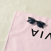 Gepersonaliseerd roze en naam monogram | Elegant g Strandlaken (In situ)