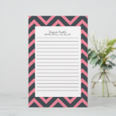 Gepersonaliseerd roze en zwart Chevron Pattern Briefpapier (Staand voorkant)