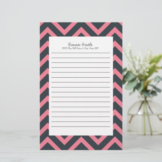 Gepersonaliseerd roze en zwart Chevron Pattern Briefpapier (Staand voorkant)