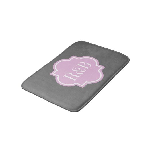 Gepersonaliseerd roze grijs monogram slipbadmat badmat (Gekanteld)