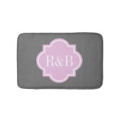 Gepersonaliseerd roze grijs monogram slipbadmat badmat (Voorkant)