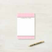 Gepersonaliseerd roze herringbotpatroon post-it® notes (Op bureau)