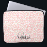 Gepersonaliseerd roze luipaard Afdrukmonogram Laptop Sleeve<br><div class="desc">De elegante en moderne luipaarddrukpers gooien kussens met een stijlvol laarzentpatroon in pastelroze op een witte achtergrond. Voeg gewoon jouw naam en monogram toe aan deze microscooplaptop. Uitsluitend ontworpen voor u door Happy Dolphin-studio. Neem contact met ons op via happydolphinstudio@outlook.com als u hulp of overeenkomende producten nodig hebt of een...</div>