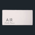 Gepersonaliseerd roze monogram bureaumat<br><div class="desc">Transformeer uw werkruimte met onze gepersonaliseerde Pastel Pink Monogram Desk Mat. Deze stijlvolle bureaumat heeft een zacht pastelroze ontwerp met uw aangepaste initiaal en naam, en biedt zowel elegantie als praktische bruikbaarheid. Bescherm uw bureauoppervlak terwijl u een vleugje persoonlijke charme toevoegt aan uw kantoor of thuiswerkplek. Ideaal voor professionals, studenten...</div>