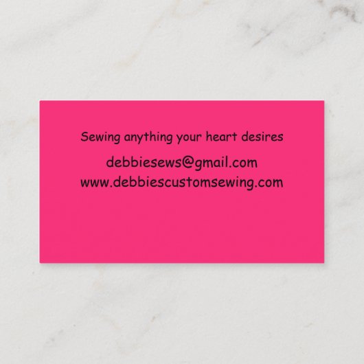 Gepersonaliseerd roze naaimachine op zwart visitekaartje (Achterkant)