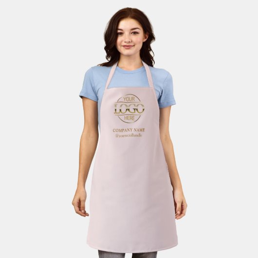 Gepersonaliseerd roze schort met logo op maat gema (Gedragen)
