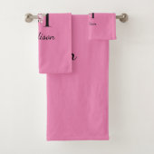 Gepersonaliseerd roze, zwart elegant monogram bad handdoek (Insitu)