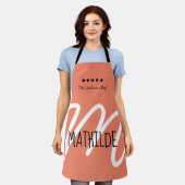 Gepersonaliseerd roze zwart Modern Script Monogram Schort (Gedragen)