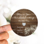 Gepersonaliseerd Rustic Mason Jars Wood Hearts Wed Ronde Sticker<br><div class="desc">Geweldig rustig hout met mason-jars trouwstickers/labels voor je cadeaus. Faux hoort diamant om een beetje les/bling toe te voegen! Personaliseer uw wensen.</div>