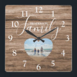 Gepersonaliseerd Rustisch Houteffect | Hartfoto Vierkante Klok<br><div class="desc">Deze stijlvolle fotoklok is het perfecte cadeau voor kerst, verjaardag, bruiloft, baby shower en nog veel meer. De klok bevat een rustige achtergrond voor houteffecten, tekst die 'HENDERSON FAMILIE' leest, en een foto in de vorm van een hart. De stijl van de tekstdoopvont kan worden veranderd door op de pas...</div>