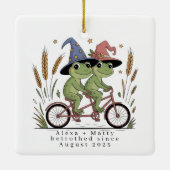 Gepersonaliseerd Schattige paar verloofd verloofd Keramisch Ornament (Achterkant)