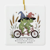 Gepersonaliseerd Schattige paar verloofd verloofd Keramisch Ornament (Voorkant)