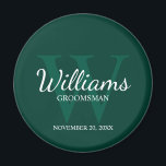 Gepersonaliseerd script Groomsmen Name&Monogram Magneet<br><div class="desc">Voeg een persoonlijke touch toe aan uw bruiloft met gepersonaliseerde groomsmen magneet. Deze magneet beschikt over gepersonaliseerde groomsman's naam in witte klassieke script lettertype stijl met bruiloft details in witte klassieke serif lettertype stijl en monogram in lichte smaragd groene klassieke serif lettertype stijl als achtergrond, op smaragd groene achtergrond. Ook...</div>