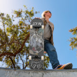Gepersonaliseerd skateboard<br><div class="desc">Voeg uw douanetekst aan dit ontwerp toe door de "Edit this design sjabloon"vakjes op de rechterkant van het punt te gebruiken, of de blauwe "pas het"knoop aan om de tekst te schikken, de doopvonten en de kleuren te veranderen en extra informatie of afbeeldingen aan dit ontwerp ook toe te voegen....</div>
