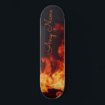 Gepersonaliseerd skateboard met Flames Design<br><div class="desc">Geef de boarder in je leven een speciaal cadeau met dit gepersonaliseerde skateboard met een ultra cool vlammenontwerp. Met het ontwerp kunt u elke gewenste naam invoeren.</div>