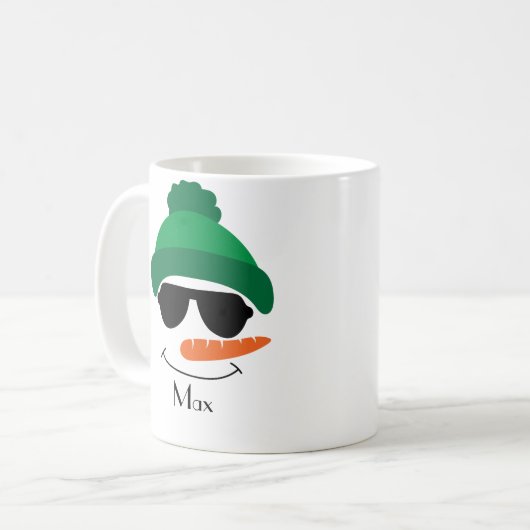 Gepersonaliseerd Snowman Green pet en zonnebrillen Koffiemok (Voorkant links)