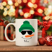 Gepersonaliseerd Snowman Green pet en zonnebrillen Koffiemok