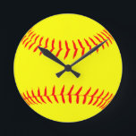 Gepersonaliseerd Softball Ronde Klok<br><div class="desc">Gepersonaliseerd Softball Design... t-shirts en geschenken kunnen worden aangepast door tekst aan het ontwerp toe te voegen, of gedragen zoals getoond!</div>