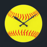 Gepersonaliseerd Softball Ronde Klok<br><div class="desc">Gepersonaliseerd Softball Design... t-shirts en geschenken kunnen worden aangepast door tekst aan het ontwerp toe te voegen, of gedragen zoals getoond!</div>