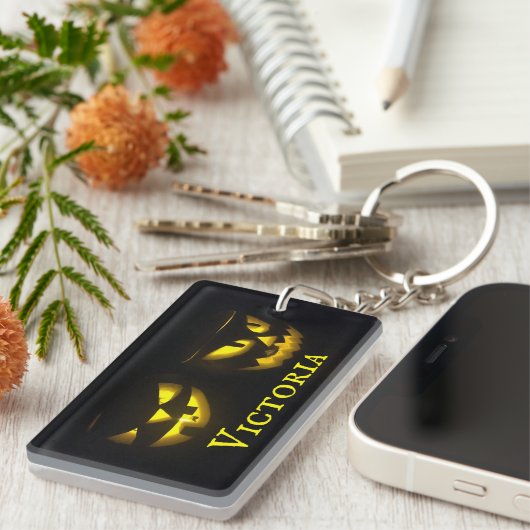 Gepersonaliseerd spooky gele pompoen gezicht sleutelhanger (Voorkant Rechts)
