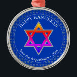 Gepersonaliseerd | Ster van David | HAPPY HANUKKAH Metalen Ornament<br><div class="desc">Stijlvol Kobalt Blue STAR VAN DAVID HANUKKAH Metaal Ornament met faux Silver Star van David in een betegeld patroon op de achtergrond, en een grote kleurrijke ster van David in het midden. De tekst leest HAPPY HANUKKAH plus placeholder naam en is , zodat kunt u het bericht vervangen en jouw...</div>