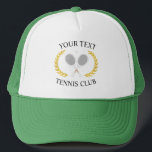 Gepersonaliseerd Tennis Club Rackets Ball Logo Wre Trucker Pet<br><div class="desc">Minimalistische tennisclub logo,  met twee witte tennisrackets,  racquets en een grijze tennisbal. Met je tennisclub,  verander je tekst zoals je wilt en voeg je tennisclubnaam toe. Elegant preppy tennis club gift,  tennisbuscadeau,  tennisspelercadeau,  tennisteamgift.</div>