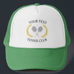 Gepersonaliseerd Tennis Club Rackets Ball Logo Wre Trucker Pet<br><div class="desc">Minimalistische tennisclub logo,  met twee witte tennisrackets,  racquets en een grijze tennisbal. Met je tennisclub,  verander je tekst zoals je wilt en voeg je tennisclubnaam toe. Elegant preppy tennis club gift,  tennisbuscadeau,  tennisspelercadeau,  tennisteamgift.</div>