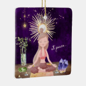 Gepersonaliseerd tijdens de Peace Yoga Girl-kerst Keramisch Ornament (Rechts)