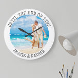 Gepersonaliseerd tot het Eind van de Foto van de W Grote Klok<br><div class="desc">Gepersonaliseerde fotoklok voor een nieuw echtpaar of een cadeautje ter gelegenheid van de verjaardag. De foto is opstelling voor u om een trouwfoto of een romantisch afbeelding toe te voegen en u kunt ook en uw namen. De formulering luidt "tot het einde van de tijd" en dit kan ook worden...</div>