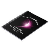 Gepersonaliseerd TOTAAL ZONNEVERDUISTERING 2024 Re Notitieboek (Linkerzijde)