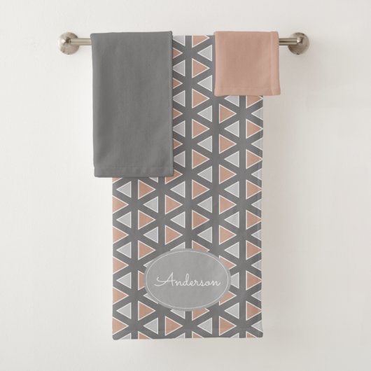 Gepersonaliseerd Trendy Grey & Tan Geometric Patte Bad Handdoek (Insitu)