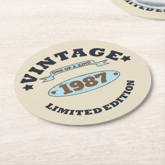 Gepersonaliseerd  verjaardagscadeau ronde kartonnen onderzetter (Gebogen)