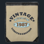 Gepersonaliseerd  verjaardagscadeau trekkoord rugzakje<br><div class="desc">U kunt wat originaliteit toevoegen aan uw garderobe collectie met dit retro grafische ontwerp met geweldige typografie lettertype belettering, dat is een geweldig cadeau idee voor mannen, vrouwen, echtgenoten, vrouwen, vriendin, en een vriend die zal houden van dit one-of-a-kind kunstwerk. Het beste en leukste vakantie cadeau voor je vrolijke verjaardagsfeestje....</div>