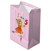 Gepersonaliseerd vijfde gelukkige verjaardag meisj medium cadeauzakje (Voorkant Gekanteld)